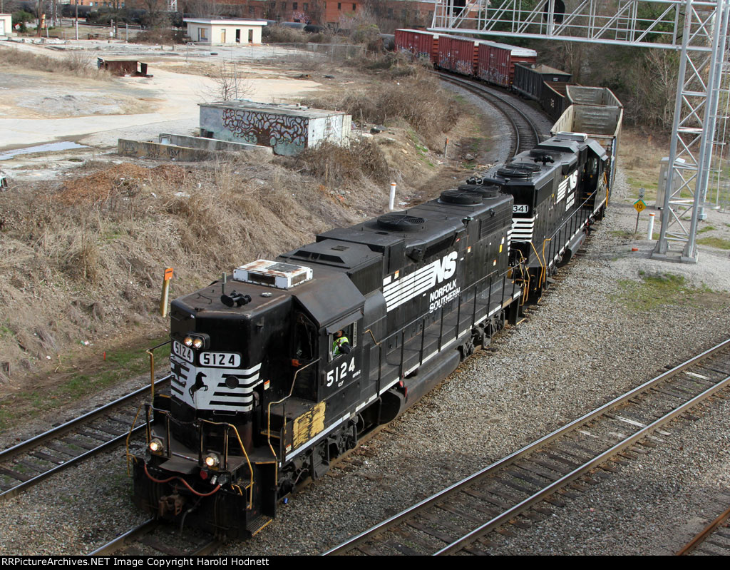 NS 5124 & 5341 lead train E60 past the signals at Boylan